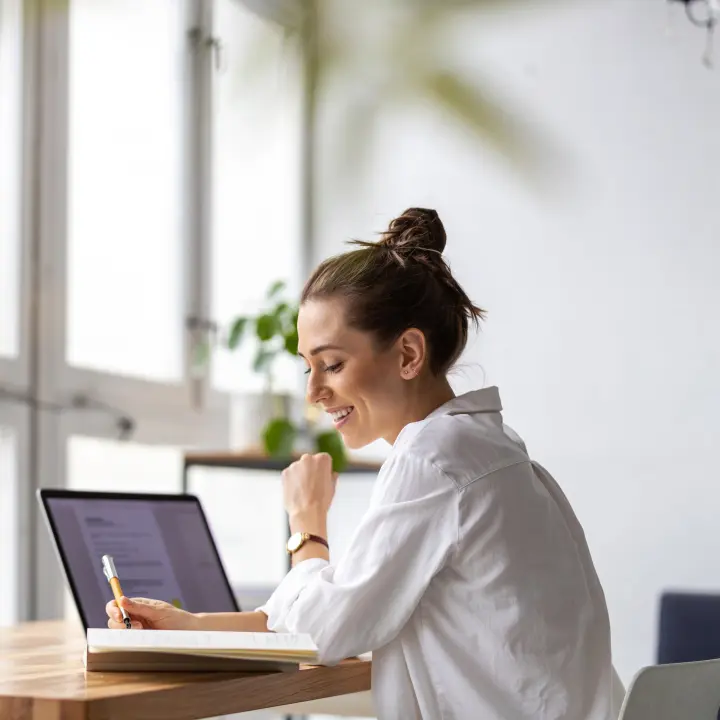 Frau Schaut über Bildschrim (pikselstock | stock.adobe.com)