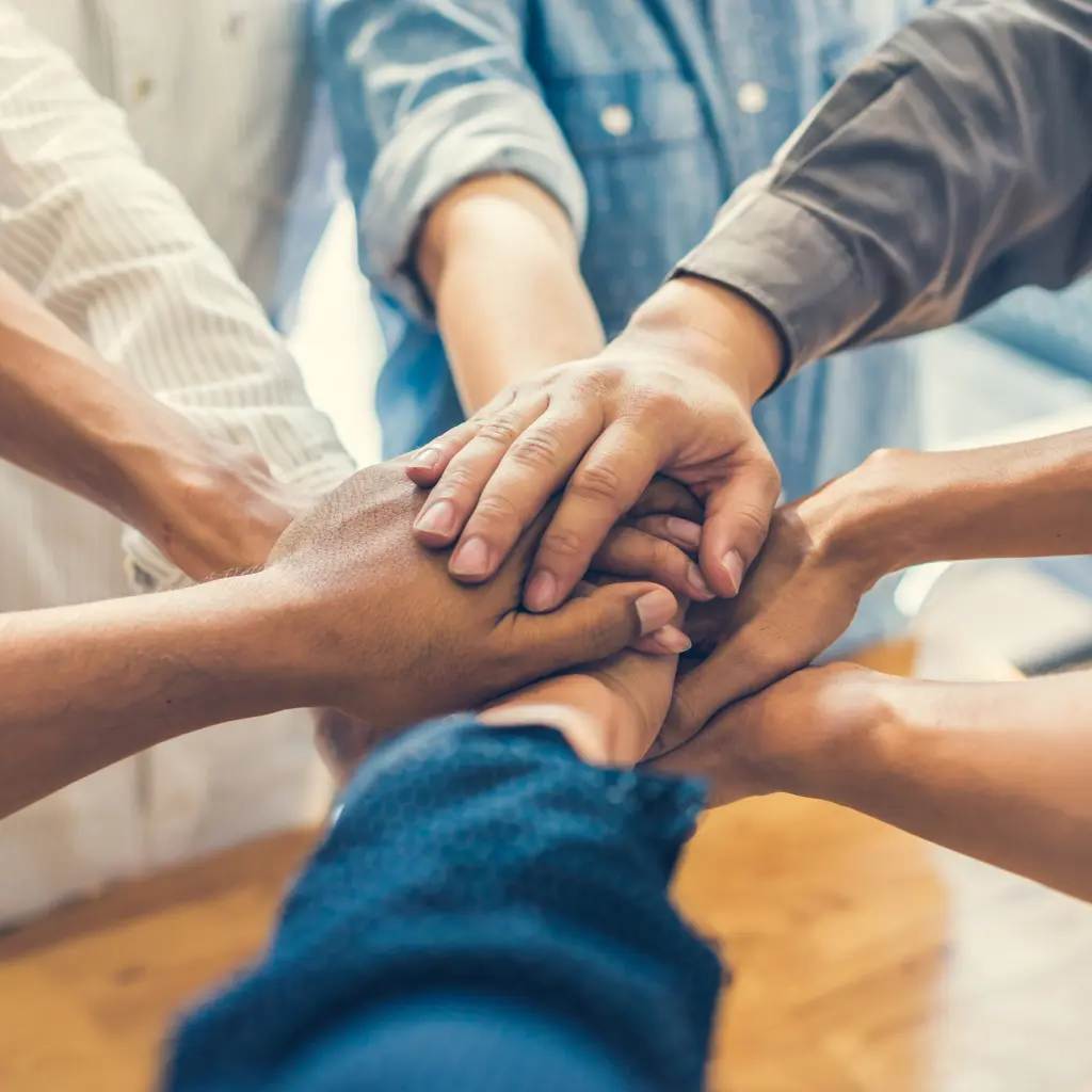 verschiedene Hände bilden Einheit