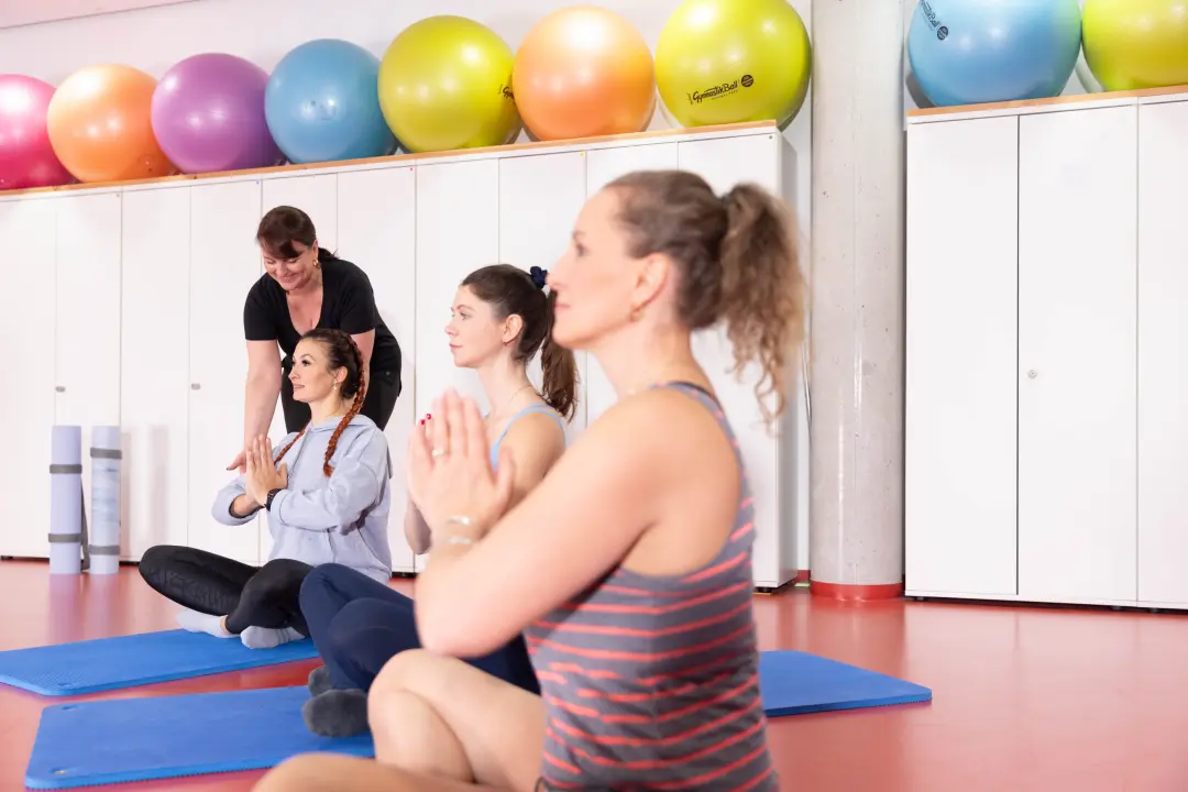 Kollegen, die gemeinsam Gymnastik machen