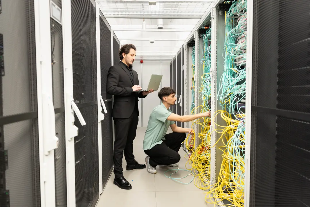 Server-Raum mit Student