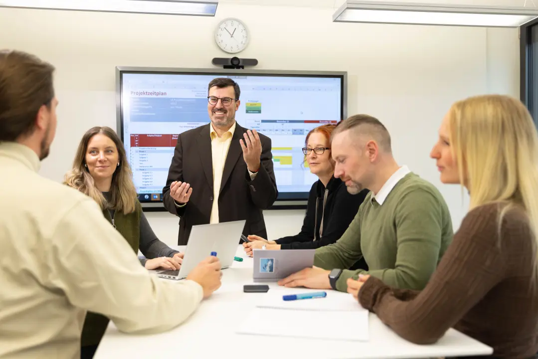 mehrere Personen unterhalten sich