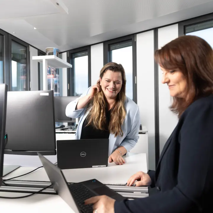 Eva und Inga bei der Förderbearbeitung