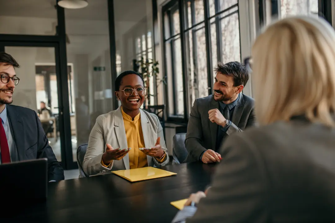 Unterschiedliche Menschen gemeinsam am Tisch