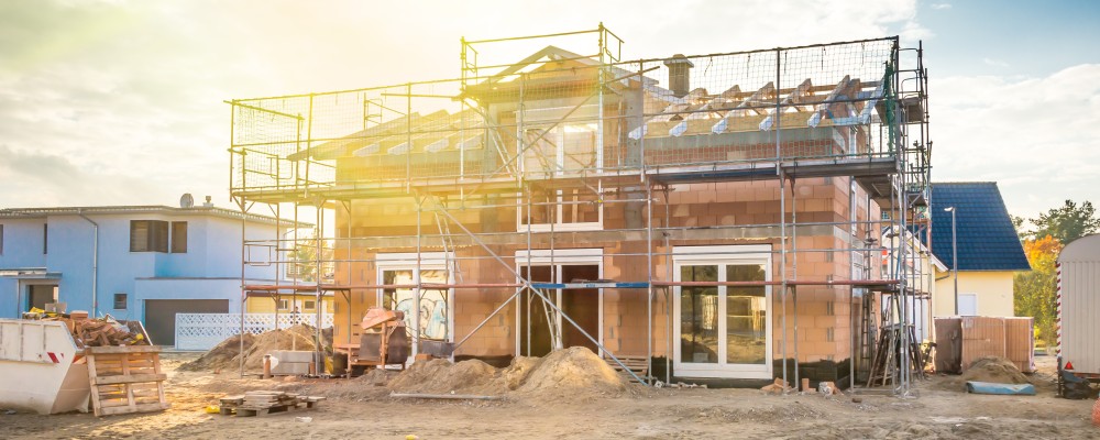 Rohbau eines Eigenheims in der Abendsonne