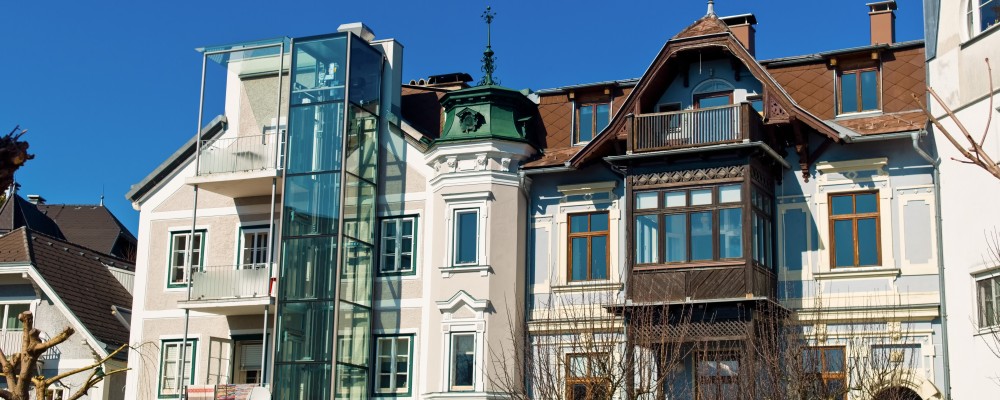 Einbau eines Außenaufzug an einem alten Haus.