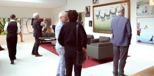 Menschen im ILB-Foyer die sich eine Kunstaustellung ansehen