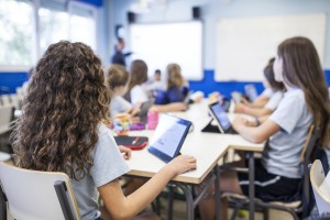 girl_studies_in_class_with_her_tablet_