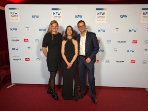 Siegerfoto vor Fotowand zum KfW Award Gründen 2025 v.l.n.r. Juliane Willausschuss, Gazaleh Madani, Christina Kistner