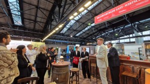 Besucher am ILB-Messestand auf der Gründungsmesse deGUT 2025