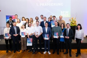 Sammelbild auf einer Bühne mit Sieger und Trophäen der OPreisträger vom BPW 2026