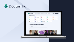 Anwendung von Doctorflix auf einem Laptop gezeigt mit helem hintergrund und Logo von doctorflix.