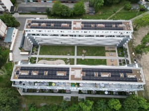 Wohnhaus_Mieterstrom_Leipzig zu sehen von oben mit montierten Solarpanels