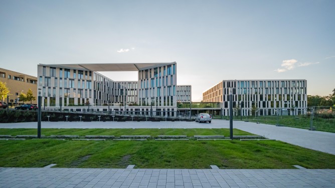 ILB-Gebäude von osten mit leerem Parkplatz