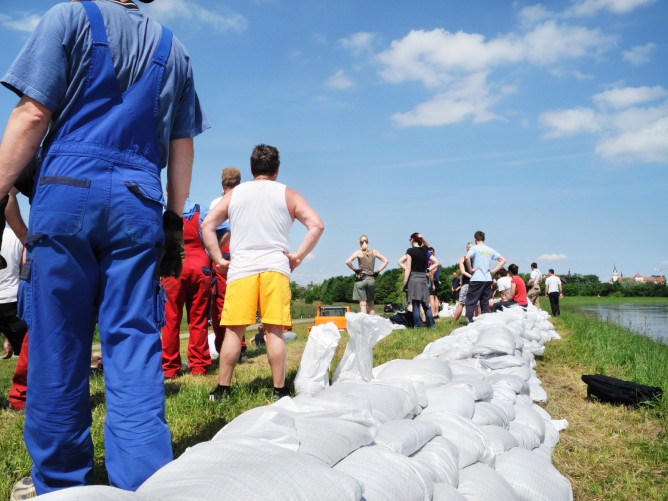 Menschen kämpfen gegen Hochwasser, copyright Alexander Klemm 