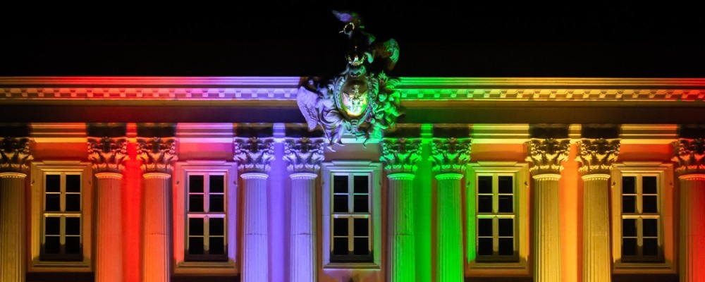 Landtag Brandenburg, in bunten Farben angestrahlt
