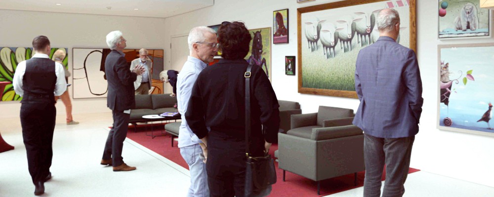 Rundgang bei der Ausstellungseröffnung "Apropos Sperl"