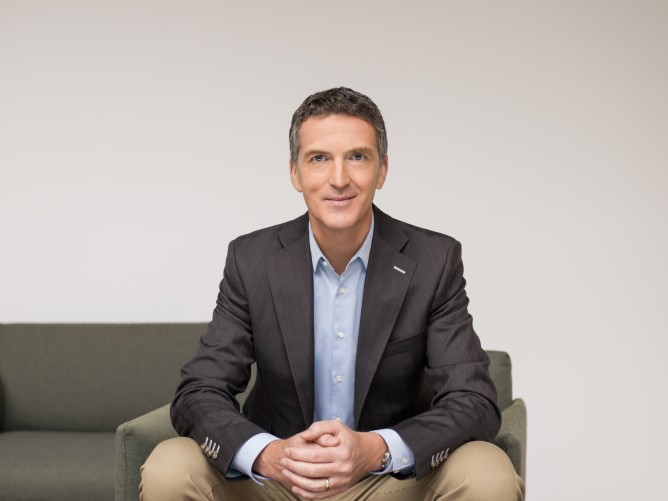 Portrait Ulrich Scheppan, sitzend 