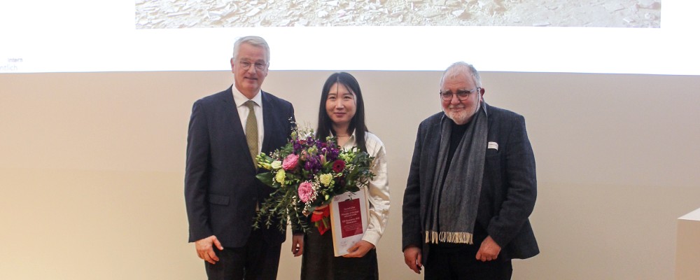 Tillmann Stenger, Seonah Chae und Matthias Flügge bei der Verleihung des ILB-Kunstpreises 2023