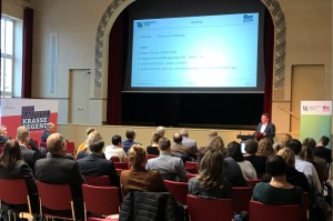 Heiko Jahn referiert im Stadthaus Cottbus/Chóśebuz zum aktuellen Stand des Strukturwandels in der Lausitz.
