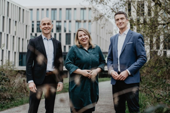 Martin Müller und Anke Stadler, Nachhaltigkeitsmanager und Ulrich Scheppan, ILB-Vorstandsvorsitzender (v.l.n.r.)