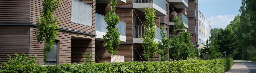 Außenansicht von Straße zu Eigentumswohungen in Reihen-Mehrfamilienhaus