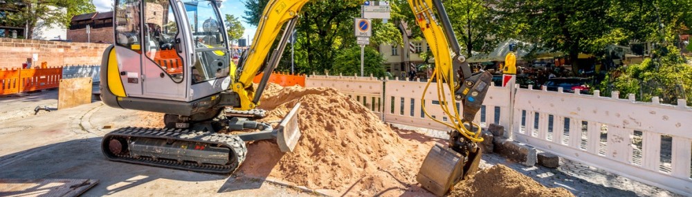 MIni Bagger auf Straßenbaustelle