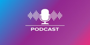 Zeichnung eines stilisierten Mikrofons, darunter der Schriftzug: "Podcast"