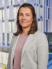 Portraitfoto Julia Herren ILB Hintergrund Haus
