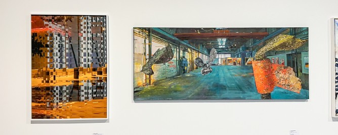 Zwei abstrakte Kunstwerke hängen auf einer weißen Wand